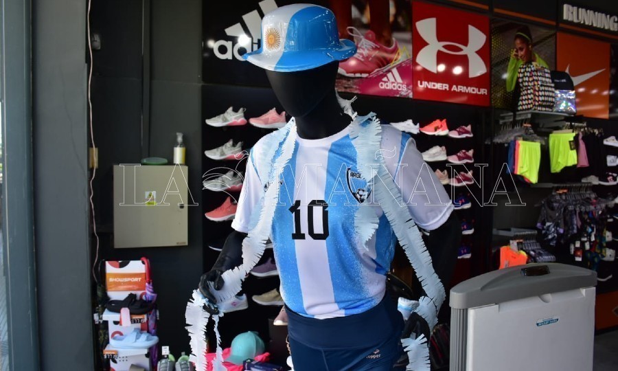 Una camiseta alternativa de la Selección argentina se consigue a 7.000  pesos en el microcentro - Diario La Mañana